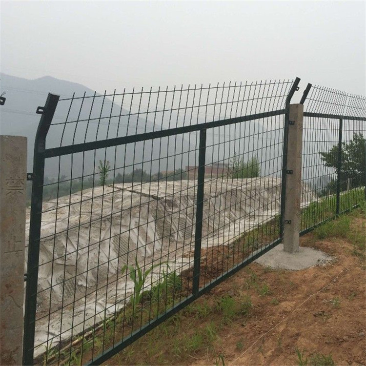 鐵路防護柵欄案例展示圖片2 鐵路防護柵欄案例展示圖片2